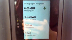 I Supercharger Tesla V4 a pagamento compaiono nel Regno Unito (immagine: James Court/X)
