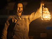 Una figura sinistra che tiene in mano una lanterna accenna agli orrori che verranno nella serie The Conjuring (Fonte: Warner Bros)