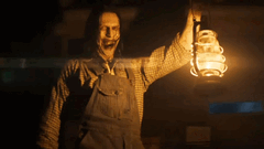 Una figura sinistra che tiene in mano una lanterna accenna agli orrori che verranno nella serie The Conjuring (Fonte: Warner Bros)