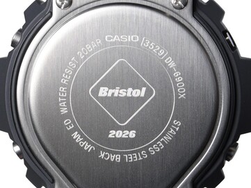 Primo piano del fondello in acciaio inossidabile inciso del Casio G-Shock x F.C. Real Bristol DW-6900, su cui sono visibili il logo del Bristol e l'incisione