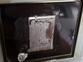 I dissipatori di calore della PS5 non sono immuni agli effetti a lungo termine della corrosione da gallio, come dimostra questa superficie di contatto segnata in modo permanente.