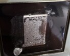 I dissipatori di calore della PS5 non sono immuni agli effetti a lungo termine della corrosione da gallio, come dimostra questa superficie di contatto segnata in modo permanente.