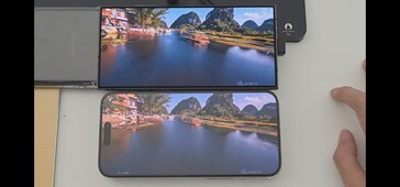 Galaxy S24 Ultra (in alto) vs iPhone 15 Pro Max (in basso). (Fonte: Ice Universe on X)