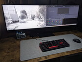 L’Innocn E49M1R mostra un disegno tecnico sulla sinistra e DaVinci Resolve sulla destra.