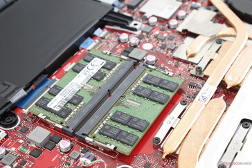 Slot RAM accessibili tra la batteria e i processori