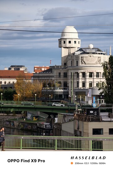 Oppo Find X9 Pro con zoom 10x e obiettivo tele.
