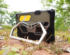 Il Tank Pad Ultra racchiude un proiettore da 1.080p in un tablet particolarmente robusto.