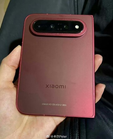 Una vista dello Xiaomi 18 Fold che ne mette in risalto l’ampia parte posteriore.