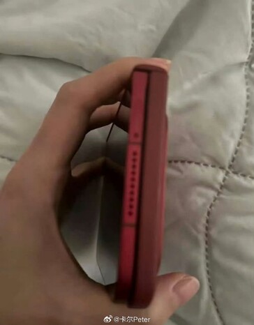 Lo Xiaomi 18 Fold visto di profilo.