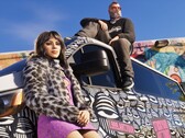 Immagine di GTA 6 che ritrae due personaggi in posa su un veicolo personalizzato