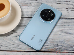 Nessuno smartphone della serie Honor Magic7 è sceso sotto i 6,7 pollici di dimensione del display, nella foto Magic7 Pro. (Fonte: Notebookcheck)