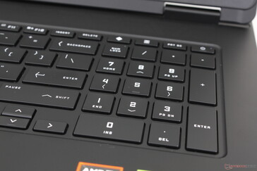 Il tastierino numerico è relativamente spazioso, ma i tasti freccia sono angusti