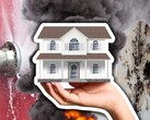 I monitor delle perdite d'acqua, i rilevatori di fumo e i termostati hanno tutti un potenziale di casa intelligente. Una casa generica, un tubo che perde e un incendio. (Fonte immagine: Canva - modifiche)
