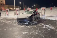 Come previsto, la ricarica della Tesla Model 3 a -14 gradi richiede molto più tempo del solito (Immagine: Out of Specs Reviews)