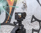 DJI Osmo Action 6 davanti a un muro di graffiti
