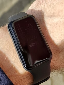 Leggibilità del display AMOLED dell'Amazfit Band 7 al sole