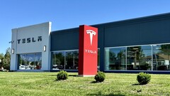 Un centro di assistenza Tesla (Fonte: Dilip Vishwanat/SLBJ)