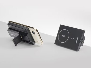 Un cavalletto incorporato rende l'SR800 utilizzabile a mani libere. (Fonte: Adata)