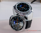 Galaxy Watch 8 Classic è dotato di un pulsante Quick sul lato. Nella foto: le due varianti di colore dello smartwatch. (Fonte: Notebookcheck)