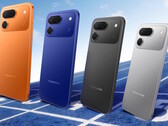 Il Tecno Spark 50 Pro è disponibile nei colori Arancione Dinamico, Blu Notte, Nero Inchiostro, Grigio Titanio (da sinistra a destra) e Bianco Nube (non raffigurato).