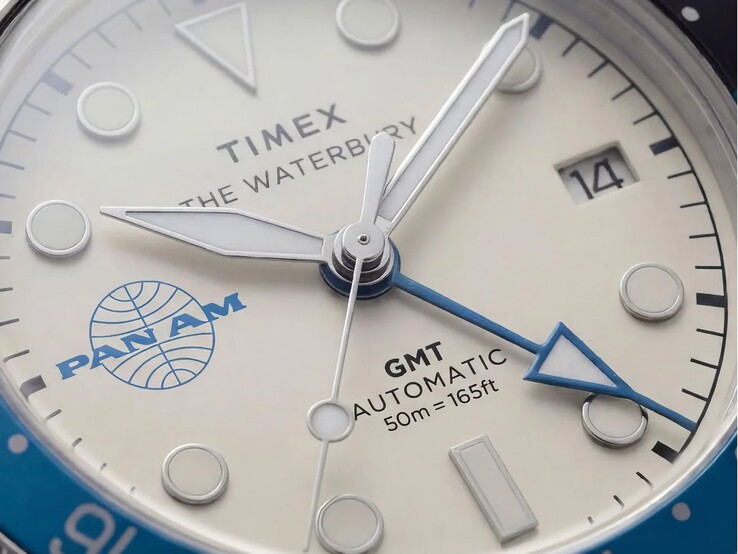 Primo piano dell’orologio Timex Pan Am Waterbury Automatic GMT che mostra il quadrante bianco-argento, gli indici luminescenti, il datario e il marchio Pan Am.