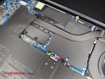 Versione AMD: Molte coperture in plastica nera, SSD posizionato in alto vicino al bordo del display.