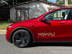 Il logo della piattaforma Tesla Robotaxi su una Model Y. (Fonte: TslaChan/X)