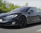 La Tesla Model S P90D, con oltre 430.000 chilometri di batteria originale, funziona ancora perfettamente, a parte un po' di usura degli interni. (Fonte: AutoTrader via YouTube)