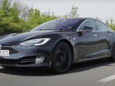 La Tesla Model S P90D, con oltre 430.000 chilometri di batteria originale, funziona ancora perfettamente, a parte un po' di usura degli interni. (Fonte: AutoTrader via YouTube)