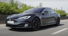 La Tesla Model S P90D, con oltre 430.000 chilometri di batteria originale, funziona ancora perfettamente, a parte un po' di usura degli interni. (Fonte: AutoTrader via YouTube)