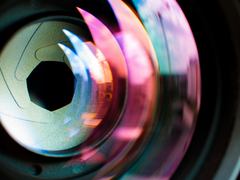 Un primo piano stilizzato dell'otturatore dell'obiettivo di una fotocamera