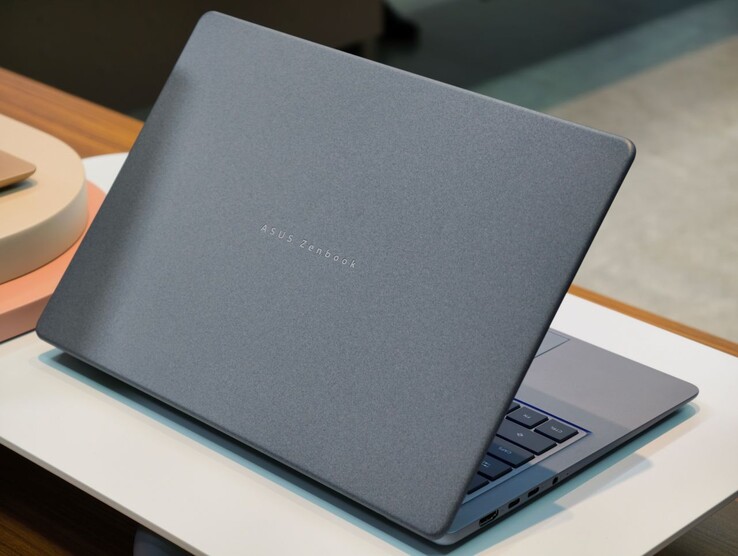 I rivestimenti in Ceraluminum dei portatili Zenbook 14 2026 hanno una texture unica che è a prova di sbavature e graffi.