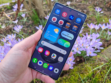 Il Samsung Galaxy S25 Ultra all'aperto