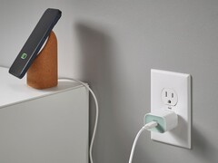 Il caricatore USB-C 20W di IKEA Sjöss offre una ricarica rapida e conveniente per telefoni e tablet. (Fonte: IKEA)