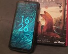 Il Fire 7 Pro accanto a un libro. (Fonte: Sergey Tarasov - Notebookcheck)