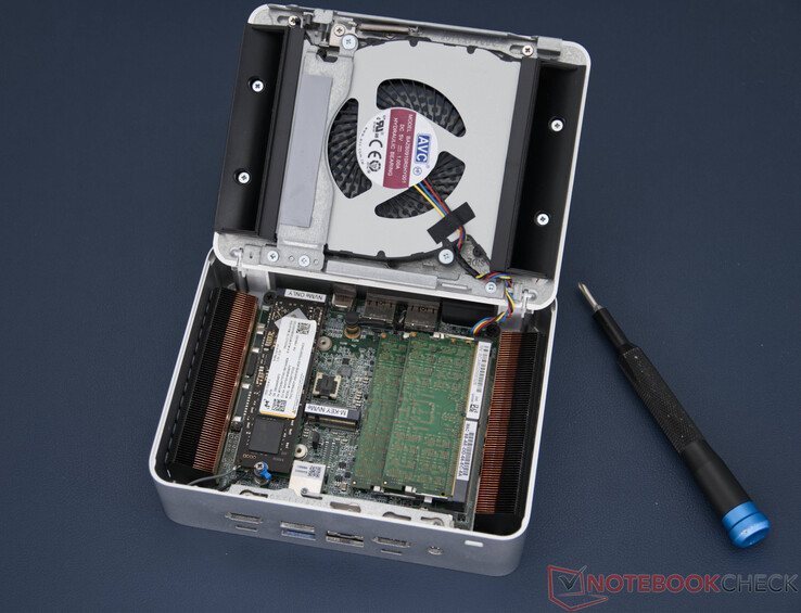 Asus NUC 15 Pro+ con il lato inferiore aperto