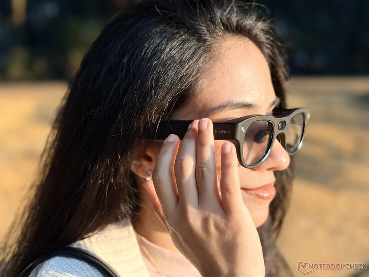 Le aste degli occhiali sono in grado di registrare i gesti di strisciamento e tocco