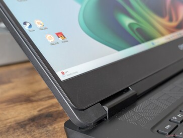 Nessuna opzione di vetro edge-to-edge, OLED o touchscreen per mantenere i costi bassi