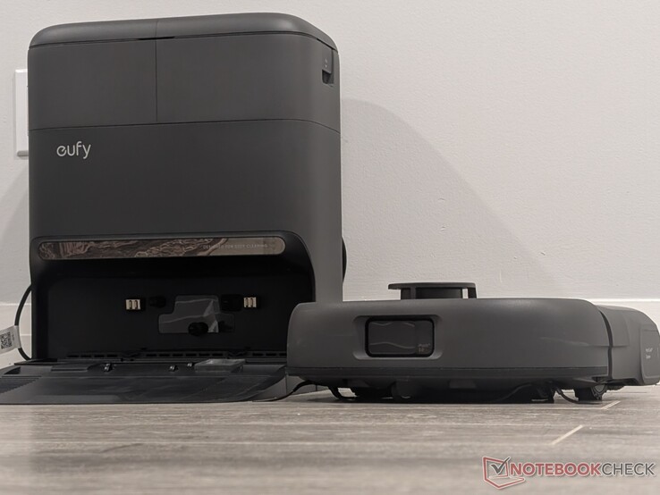 aspirapolvere robot eufy Omni C28 e stazione base.