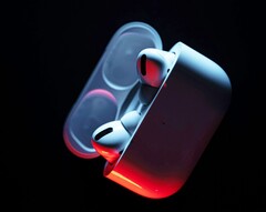 Si prevede che gli AirPods Pro 3 siano dotati di una custodia di ricarica più piccola, senza pulsante di accoppiamento. (Fonte: Patrick Zahn)