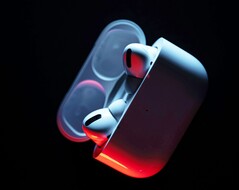 Si prevede che gli AirPods Pro 3 siano dotati di una custodia di ricarica più piccola, senza pulsante di accoppiamento. (Fonte: Patrick Zahn)