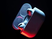 Si prevede che gli AirPods Pro 3 siano dotati di una custodia di ricarica più piccola, senza pulsante di accoppiamento. (Fonte: Patrick Zahn)