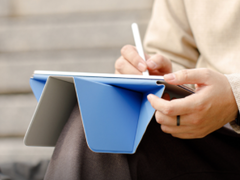 Il Dynamic Folio di Moft (nella foto) può piegarsi per appoggiare un iPad in oltre 20 angolazioni diverse. (Immagine via Moft)
