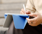 Il Dynamic Folio di Moft (nella foto) può piegarsi per appoggiare un iPad in oltre 20 angolazioni diverse. (Immagine via Moft)