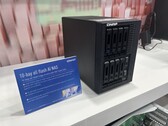 Dieci unità si inseriscono nel sistema NAS, ancora senza nome, tramite alloggiamenti rimovibili.