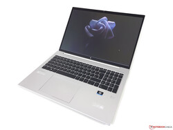 Recensione: HP EliteBook 865 G9. Unità di prova fornita da campuspoint