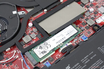 La nostra unità è dotata degli stessi SSD Samsung PM981a MZVLB1T0HBLR del GX550