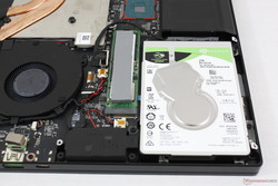 Il nuovo bay SATA da 2.5" si trova accanto allo slot M.2. La pasta sopra l'unità SSD M.2 impedisce il riscaldamento della parte inferiore del notebook.