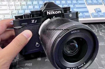 La parte anteriore della Zf sembra essere abbastanza priva di controlli, a parte l'hardware di sblocco dell'obiettivo. (Fonte: Nikon Rumors)
