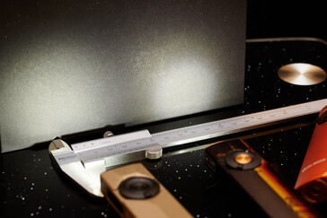 Il proiettore dell'Arkpro Ultra rispetto al fascio generale dell'Arkfeld Pro. (Fonte: Andreas Sebayang/Notebookcheck.com)